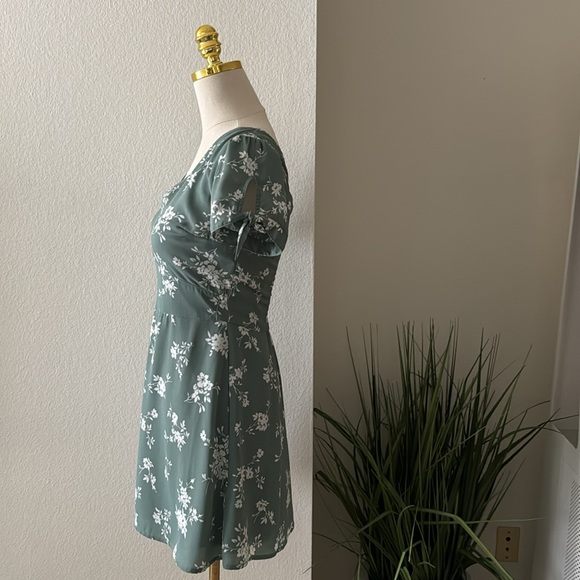 Abercrombie & Fitch Sundress in Green and White Floral - Size Small Petite - Picture 2 of 4